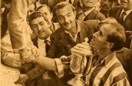 El embajador de Argentina, Óscar R. de Silva, entrega la Copa Eva Duarte al capitán rojiblanco Lozano.
