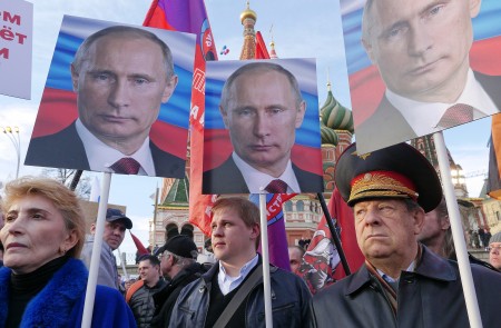Manifestantes durante el primer aniversario de la anexión de Crimea a Rusia, el pasado 18 de marzo, en Moscú.