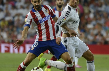 Juanfran disputa un balón ante Cristiano Ronaldo durante un partido en el Santiago Bernabeu.