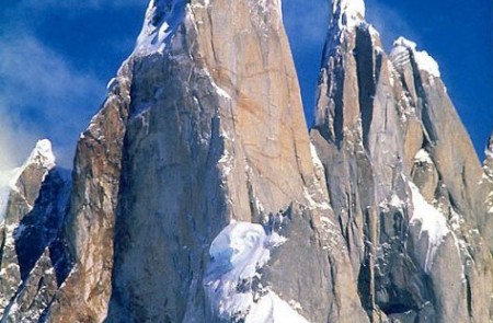 Cerro Torre, una afilada aguja granítica de 3.133 metros en la Patagonia argentina.