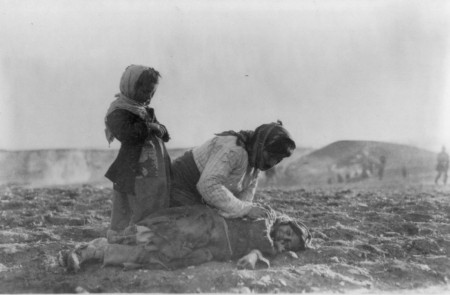Niña armenia muerta en un campo de Alepo.