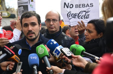 El líder de Izquierda Unida, Alberto Garzón, expresa su apoyo a los estudiantes, durante una manifestación en contra de las reformas en la educación llevadas a cabo por el gobierno.