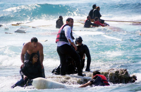 Una mujer es rescatada después de que un barco con inmigrantes se hundiese en la costa de la isla de Rodas, Grecia, el día 20 de abril de 2015.