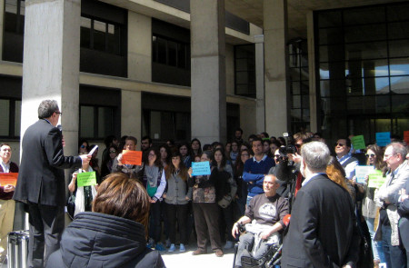 Protesta en la Facultad de Educación de la Universidad de Zaragoza en contra de la medida adoptada por el Gobierno de Aragón que autoriza a la universidad privada de San Jorge a impartir Magisterio.