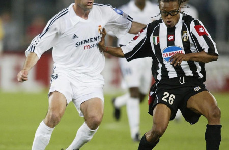 Zidane (dcha) compite por el balón con Edgar Davids (izq), del Juventus, durante un partido de la Liga de Campeones, el 14 de mayo de 2003, en el estadio Delle Alpi de Turín.
