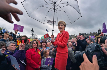 Nicola Sturgeon pone fin a la campaña con un discurso en el Mound, Edinburgo.