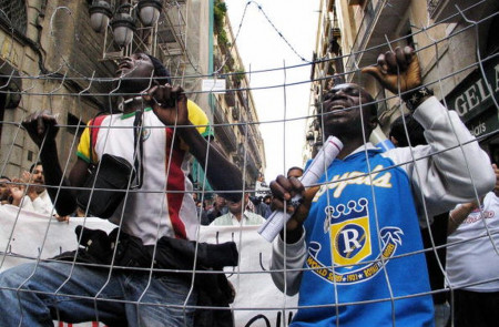 Inmigrantes africanos protestan en Barcelona por el tratamiento que reciben aquellos que intentan cruzar las vallas en Melilla y Marruecos. 16 de octubre del 2005. 