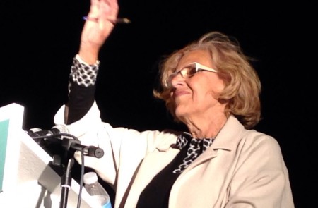 <p>Manuela Carmena saluda a sus seguidores, la noche del 24 de mayo de 2015 en Madrid. </p>