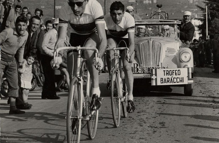 Fausto Coppi con Riccardo Filippi durante el Trofeo Baracchi el 5 de noviembre de 1953.