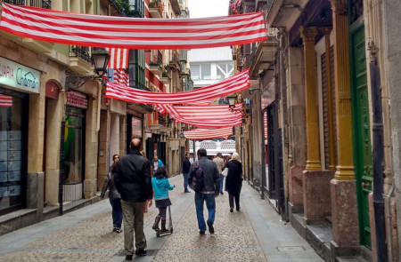 Banderas del Athletic en la parte vieja de Bilbao, el 27 de mayo.