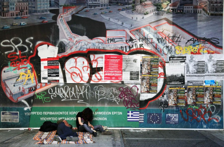 <p>Dos jóvenes griegos en una calle de Atenas.</p>