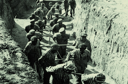 <p>Presos españoles arrastrando una vagoneta de tierra, foto presentada por Francisco Boix en los juicios de Dachau y Núremberg. [National Archives II, College Park, Maryland, Estados Unidos].</p>