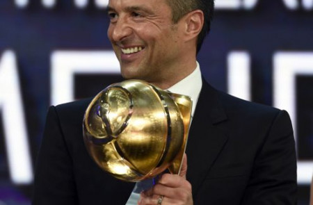 <p>Jorge Mendes recoge su premio Globe Soccer, el pasado mes de diciembre en Dubai.</p>