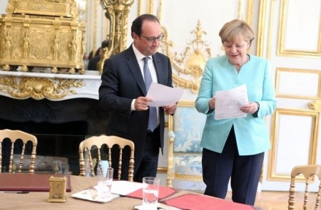 <p>El presidente François Hollande con Angela Merkel, durante su reunión en el Palacio del Elíseo el pasado 6 de julio.</p>