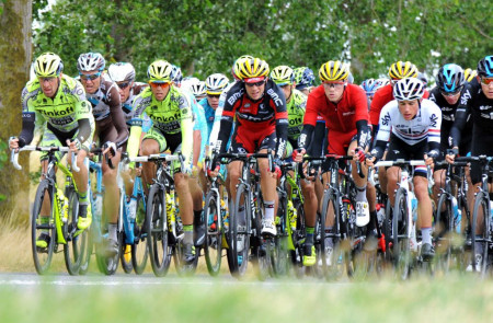 <p>El pelotón compite durante la quinta etapa del Tour de Francia, el 8 de julio en Amiens.</p>