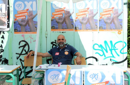 <p>Giorgos hace campaña por el No en el exterior de un colegio electoral de Peristeri, Atenas.</p>