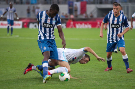 <p>Jackson Martínez luchando un balón con el FC Porto durante la Copa Valais en 2013.</p>
