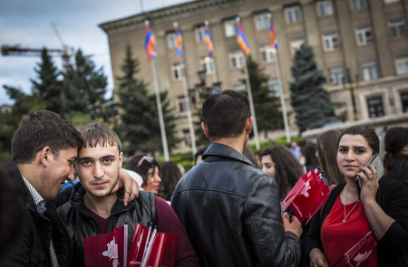 <p>Dos jóvenes militantes del partido Federación Revolucionaria Armenia durante el concierto ofrecido por la agrupación política, al cierre de campaña en la plaza principal de Stepanakert.</p>
