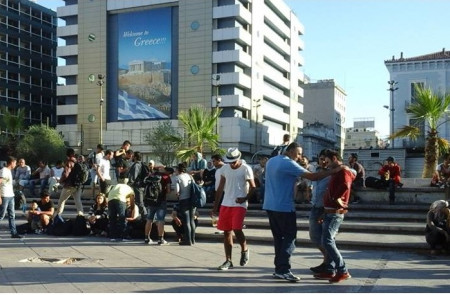 <p>Un grupo de refugiados sirios pasa el día en la plaza Omonia de Atenas. </p>