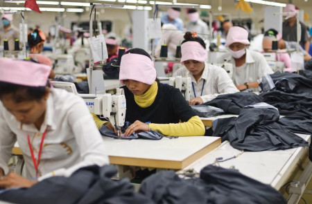 <p>Empleadas de una fábrica de costura en Phnom Penh, capital de Camboya.</p>