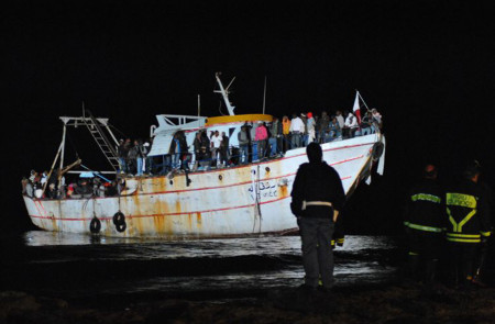 <p>Un barco de inmigrantes llegando al puerto de Lampedusa el 28 de marzo de 2011.</p>