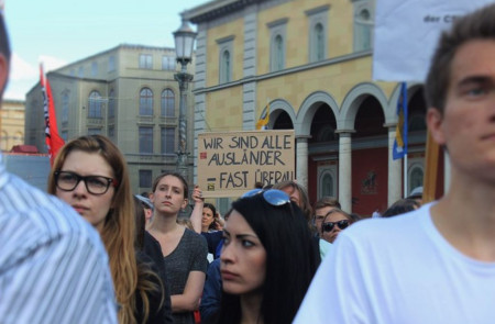 <p>'Todos somos extranjeros en algún lugar', dice el cartel que portaba uno de los manifestantes pro-refugiados en el centro de Munich, el pasado 31 de julio.</p>