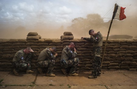 <p>Soldados franceses atrincherados mientras esperan a su comandante, en Bambari, República Centroafricana. © Edouard Elias / Getty Images Reportage. Premiado con el Premio de la Villa de Perpignan Rémi Ochlik 2015 </p>