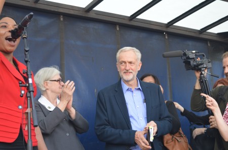 <p>Jeremy Corbyn, segundos antes de dar su primer discurso como líder laborista, en Londres, el 12 de septiembre.</p>