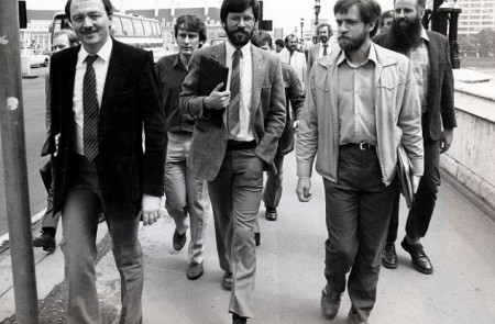 <p>Jeremy Corbyn (derecha), con Gerry Adams (centro) y Ken Livingstone, en 1983. </p>