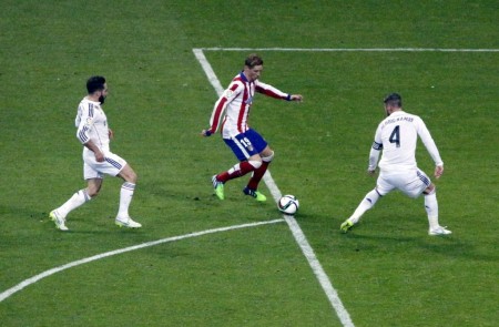 <p>Fernando Torres frente a Sergio Ramos durante un partido de la Copa del rey.</p>