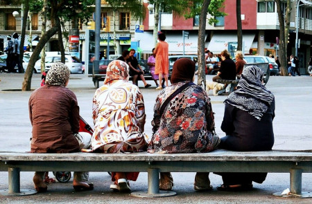 <p>Mujeres inmigrantes en una plaza de Barcelona.</p>