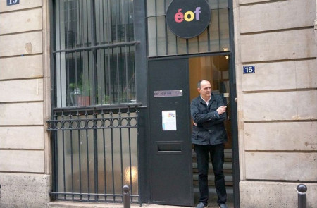 <p>El escritor Kiko Herrero en la puerta de la galería EOF.</p>