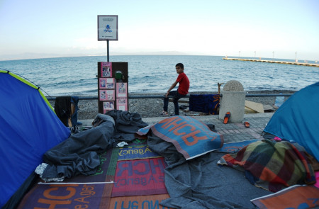 <p>Campamento improvisado de refugiados en el paseo marítimo de Kos.</p>