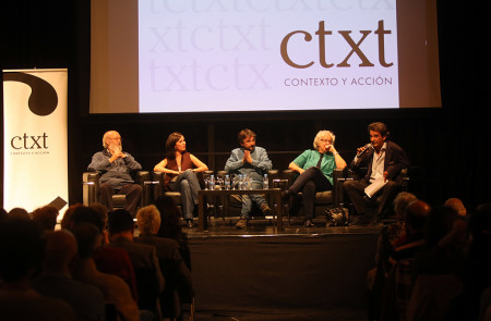 <p>José Luis Cuerda (izq), Ángeles Caballero, Jordi Évole, Soledad Gallego y Miguel Mora durante la presentación de CTXT en el Círculo de Bellas Artes de Madrid.</p>