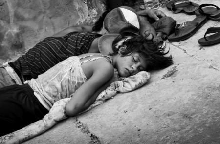 <p>Jóvenes durmiendo en una calle de Buenos Aires.</p>