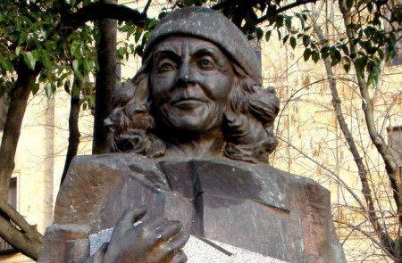 <p>Estatua de Carmen Martín Gaite, en la salmantina plaza de los Bandos.</p>