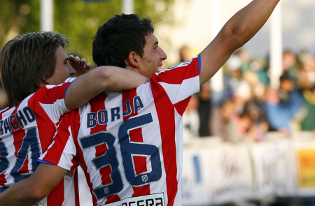 <p>Borja Bastón es abrazado por Camacho, actual jugador del Malaga, tras marcar su primer gol en un amistoso en Finlandia en 2009. </p>