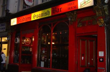<p>Bar español en una calle de Londres.</p>