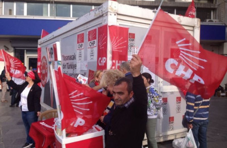 <p>Partidarios del Partido Republicano Popular (CHP) reparten propaganda electoral en las pasadas elecciones de junio. </p>
