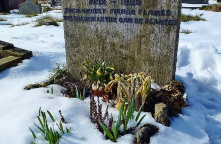 <p>La tumba de Sylvia Plath en el cementerio de Heptonstall, Yorkshire, Reino Unido</p>