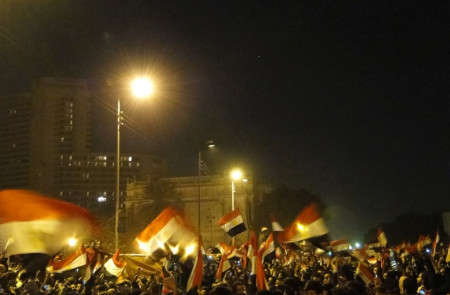 <p>Las banderas ondean en la plaza de Tahrir, El Cairo, durante la Primavera árabe.</p>