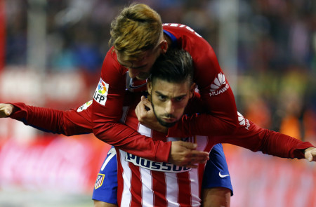 <p>Griezmann abraza a Carrasco en la celebración del gol de este último ante el Valencia CF (2-1)</p>