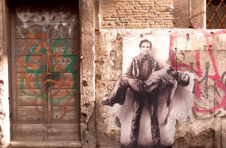 <p>Un mural de Pasolini con su cadáver, dibujado en las calles de Roma.</p>