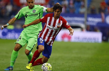 <p>Óliver Torres trata de zafarse de la presión del jugador del Getafe CF, Pedro León</p>