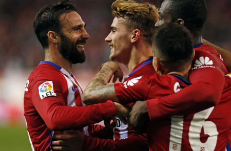 <p>Griezmann (centro) es felicitado por sus compañeros tras anotar el gol del triunfo ante el Sporting de Gijón (1-0)</p>