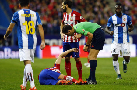 <p>Tiago tras lesionarse en un partido frente a El Espanyol.</p>