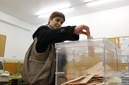 <p>Mujer votando en las elecciones generales del 20 de noviembre del 2011.</p>