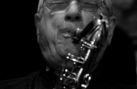 <p>Pedro Iturralde, durante una actuación en Jambore Jazz, Barcelona, en julio de 2003.</p>