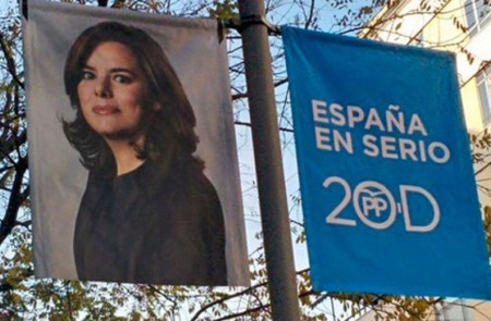 <p> Cartel de Soraya Saenz de Santamaría en las calle de Madrid</p>