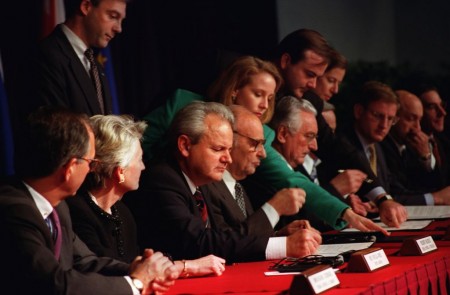 <p>Los presidentes Slobodan Milosevic, Alija Izetbegovic y Franjo Tudjman, durante la firma de los Acuerdos Dayton, el 14 de diciembre de 1995.</p>